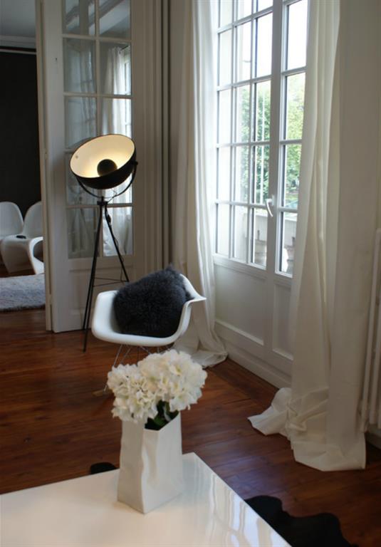 Rideaux Chambre Bebe Mickey : carreaux équipées de rideaux unis blancs dans salon Design Déco Rideaux Chambre Bebe Mickey : carreaux équipées de rideaux unis blancs dans salon Design Déco
