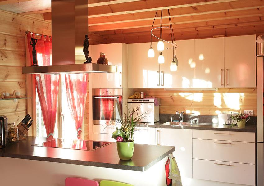 Image Cuisine contemporaine avec meubles blancs dans un chalet Image Cuisine contemporaine avec meubles blancs dans un chalet