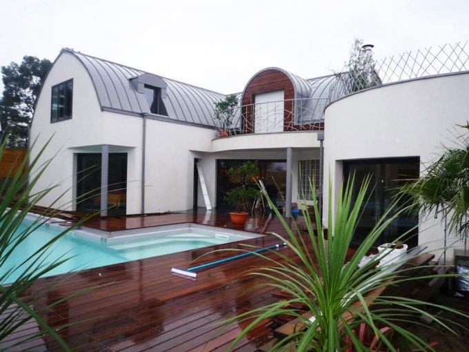 Villa avec toiture en zinc et terrasse bois abscisse architecture