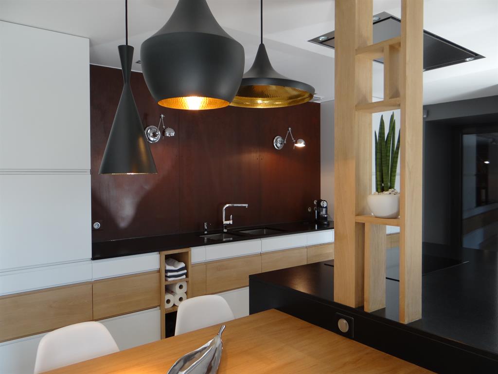 Cuisine design blanche et bois avec crédence effet rouillé