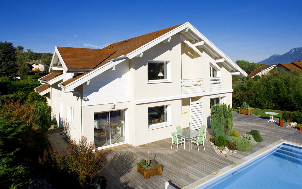 Maison avec terrasse bois et piscine alexandre morand