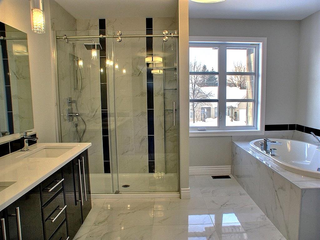 Salle de bain à dominante de marbre maisons la prise
