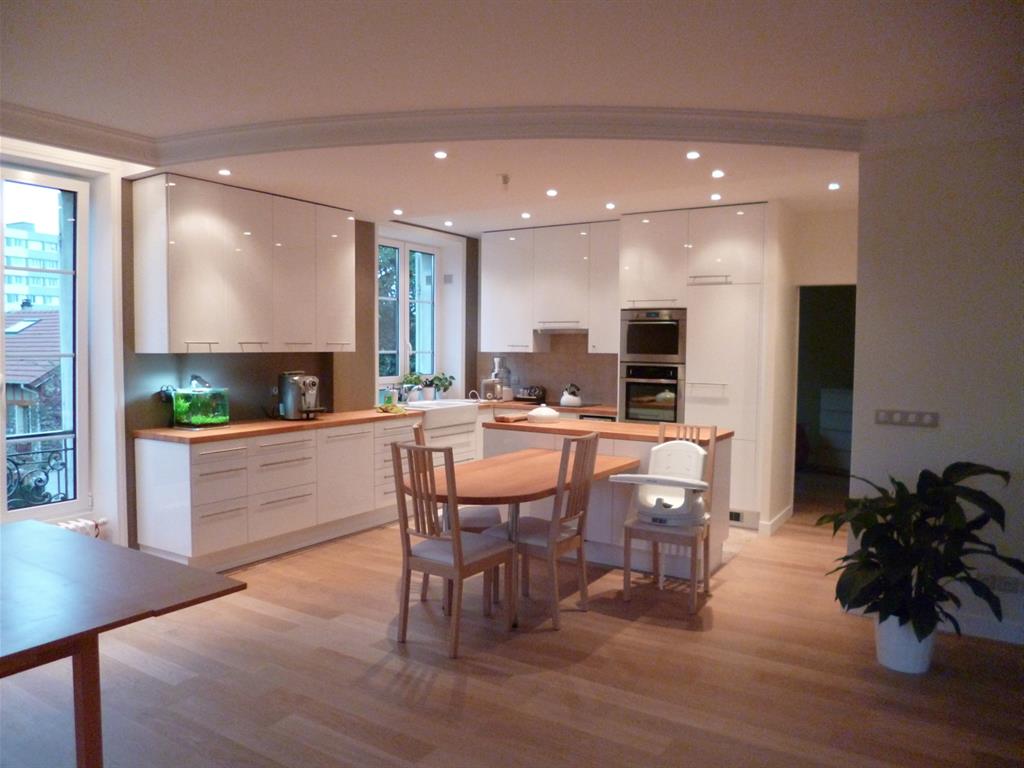 Plateau ouvert avec grande cuisine blanche vh photo n°16