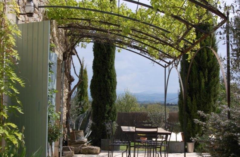 Terrasse couverte : 12 solutions légères pour se mettre à l'ombre ...