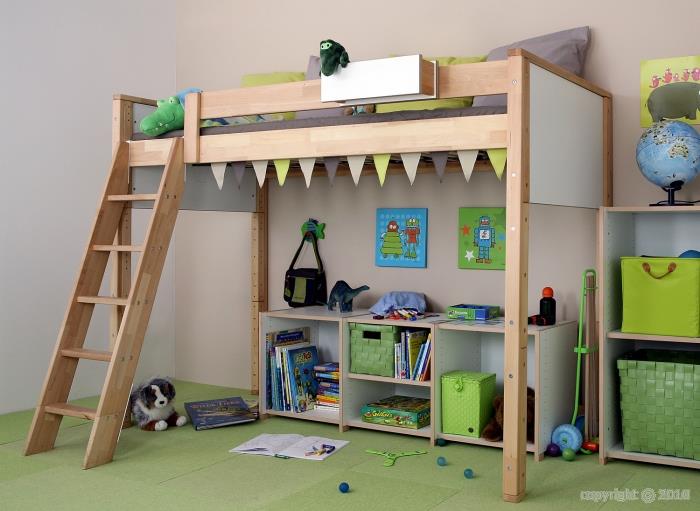 Le lit mezzanine enfant bois clair et blanc avec fanions verts Chevet blanc bois enfant
