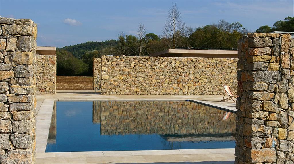 Piscine avec murs en pierre et terrasse dallée english garden group