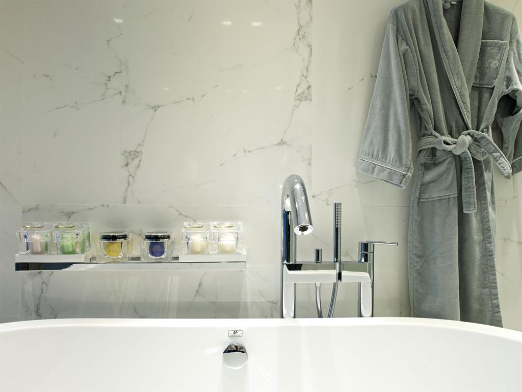 Les revêtements en marbre vont aux salles de bains les plus design !
