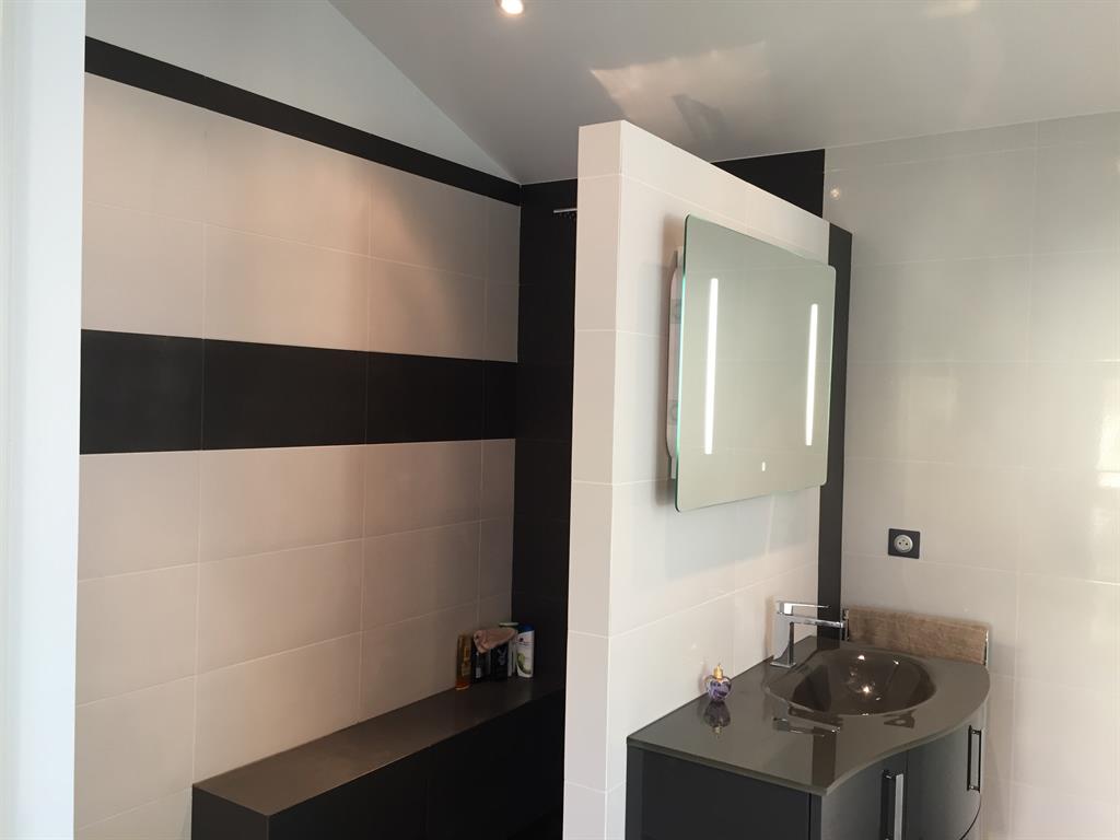 Salle de bain moderne avec douche à l'italienne noire et blanche
