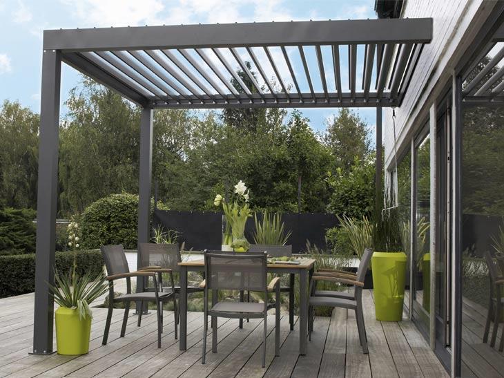 Couverture de terrasse à lames orientables qui prolonge le toit