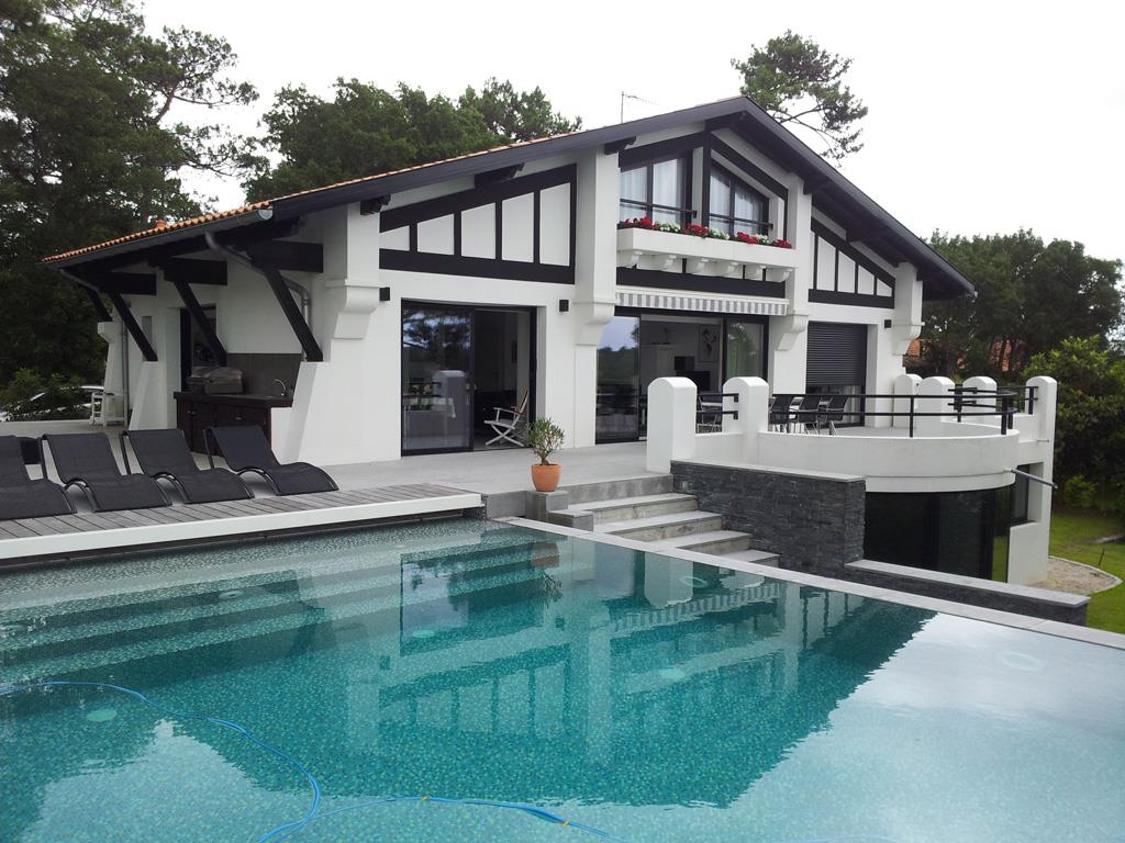 Maison de charme avec piscine en mosaïque bleu frédéric meilleurat