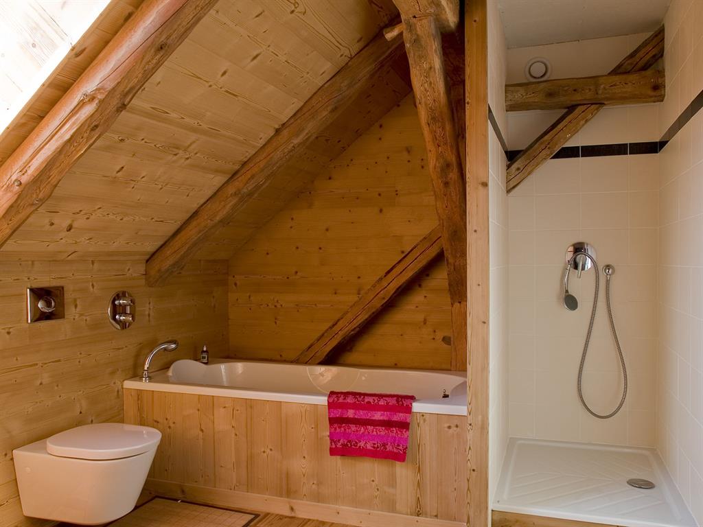 Règles et astuces pour aménager une salle de bain en bois et ...