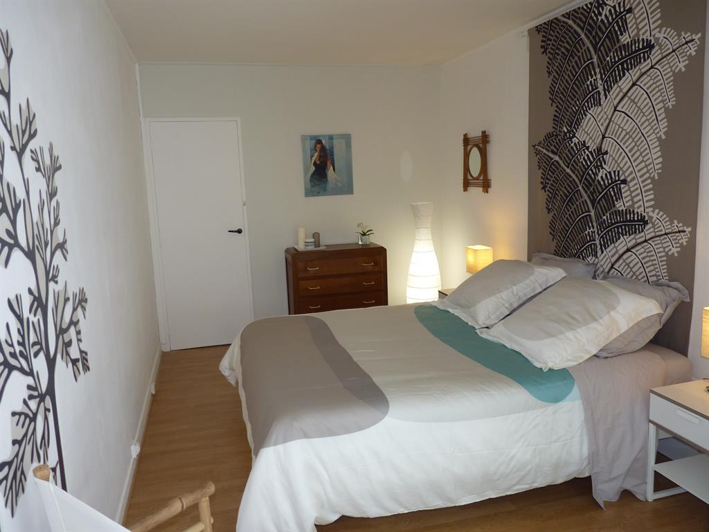 Chambre parentale au style 'nature zen' avec une pointe de modernité