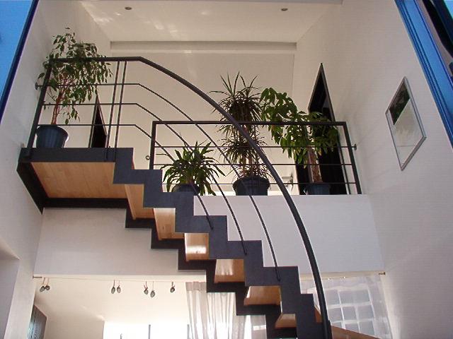 751479 escalier moderne escalier demi tournant metal.jpg Escalier Contemporain inspiration