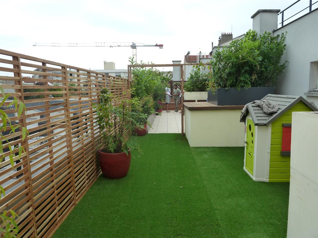 Image Terrasse avec gazon synthétique et palissade de bois Scènes D Image Terrasse avec gazon synthétique et palissade de bois Scènes D
