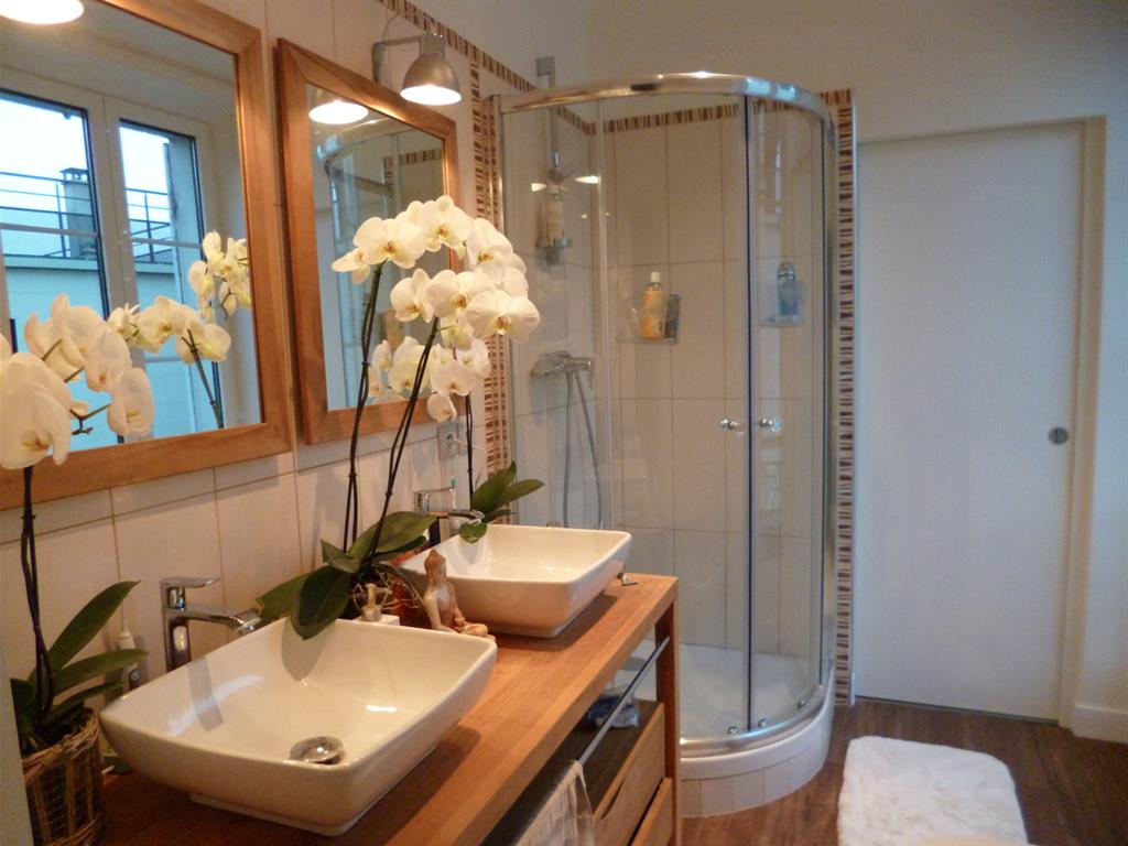 Sale de bain fleurie bois et blanche vh photo n°81