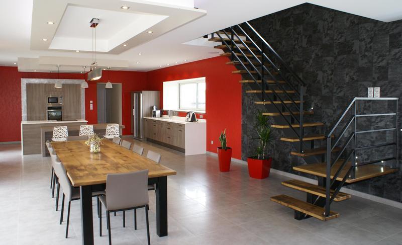 Grand plateau ouvert gris et rouge design project agency Gris Escalier désign