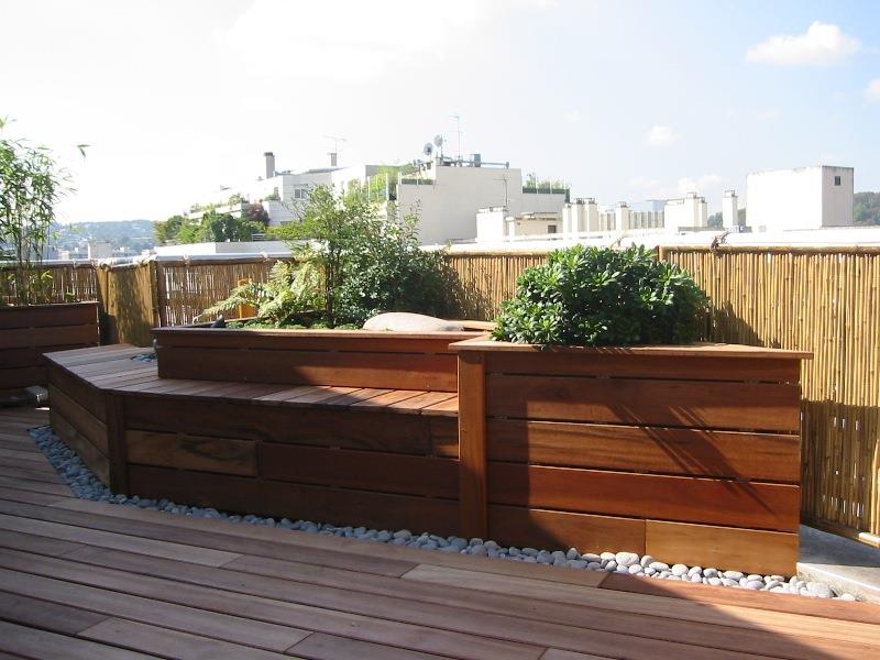 Terrasse en ville paysagée avec plancher de bois et structure ...