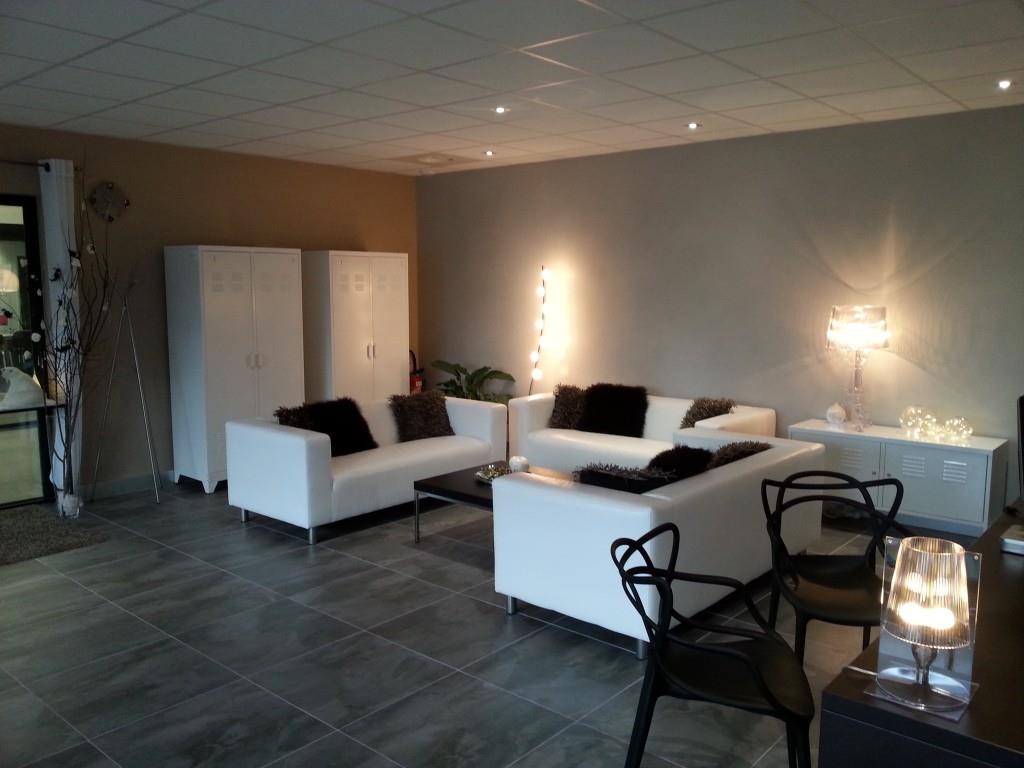 Trois canapés blancs dans un salon aux couleurs sombres