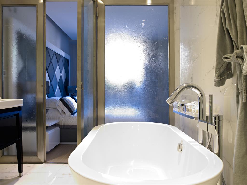 Zoom sur les suites avec salle de bains par l'agence de design d ...