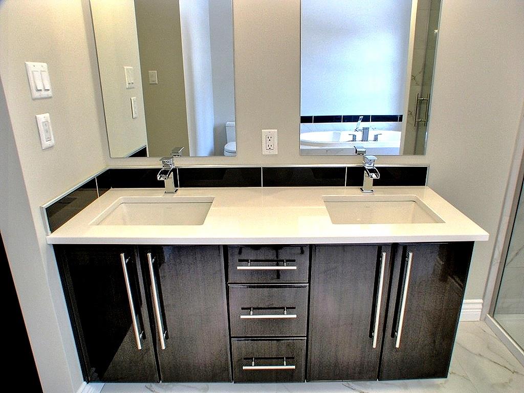 Armoire salle de bain prise